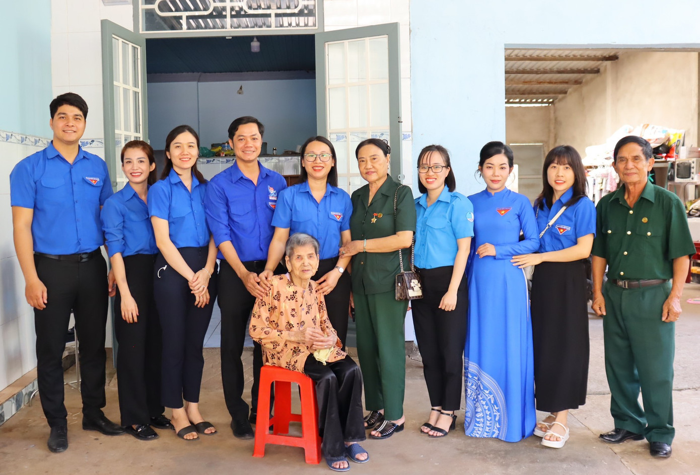 Đoàn công tác Tỉnh Đoàn Bình Phước đến hỏi, tặng quà các địa chỉ đỏ, gia đình chính sách.