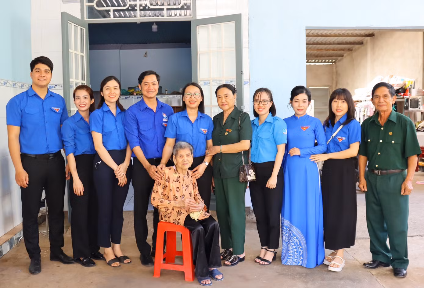 Đoàn công tác Tỉnh Đoàn Bình Phước đến hỏi, tặng quà các địa chỉ đỏ, gia đình chính sách.