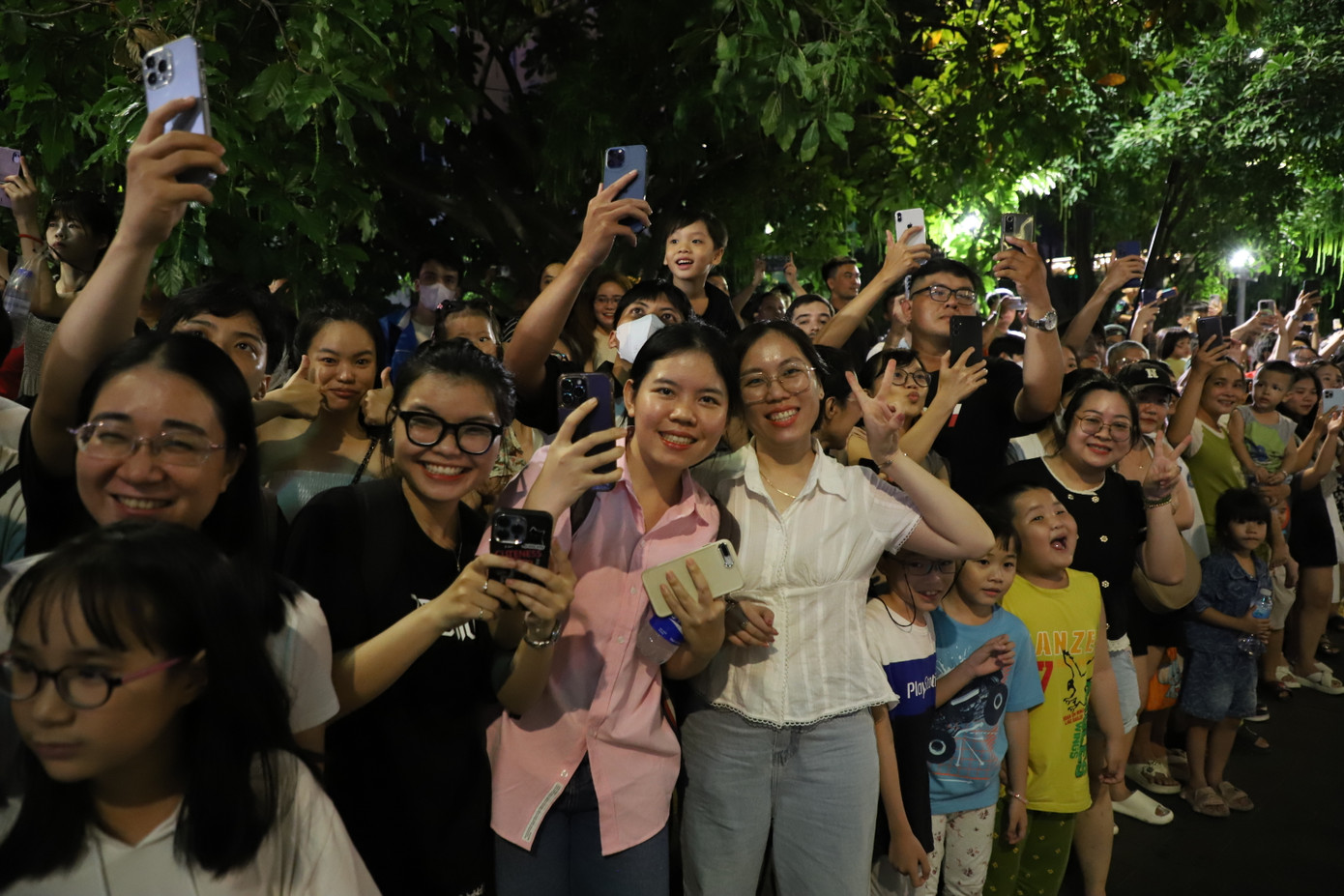 Người dân TPHCM thích thú xem màn diễu hành kỵ binh.