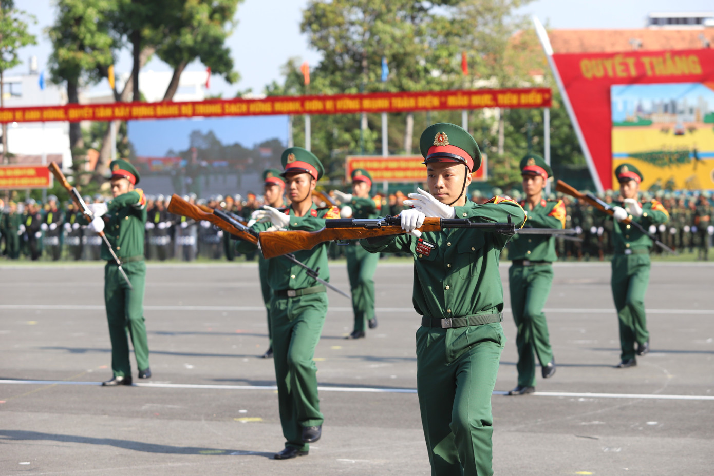 Chiến sĩ biểu diễn kỹ thuật múa súng.