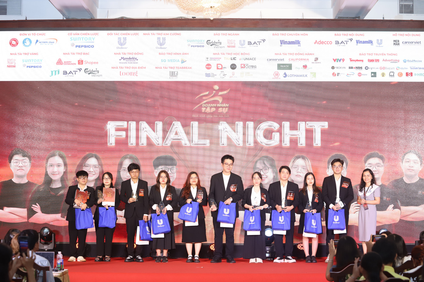 Top 10 tranh tài tại đêm thi Chung kết. Ảnh: Ngô Tùng Top 10 tranh tài tại đêm thi Chung kết. Ảnh: Ngô Tùng