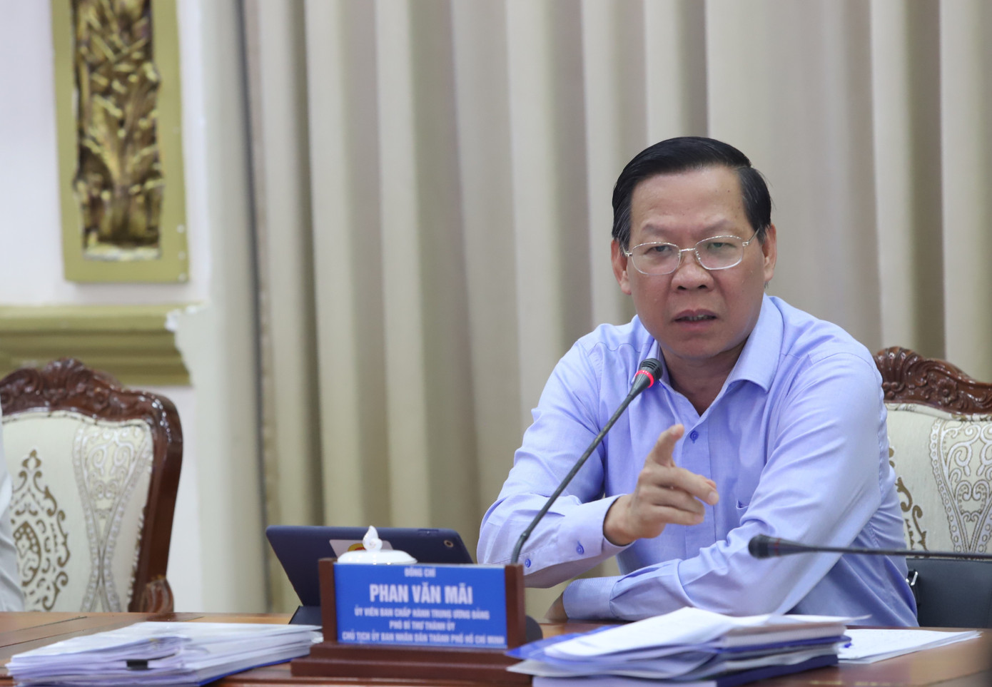 Chủ tịch UBND TPHCM Phan Văn Mãi trao đổi tại buổi họp. Ảnh: Ngô Tùng