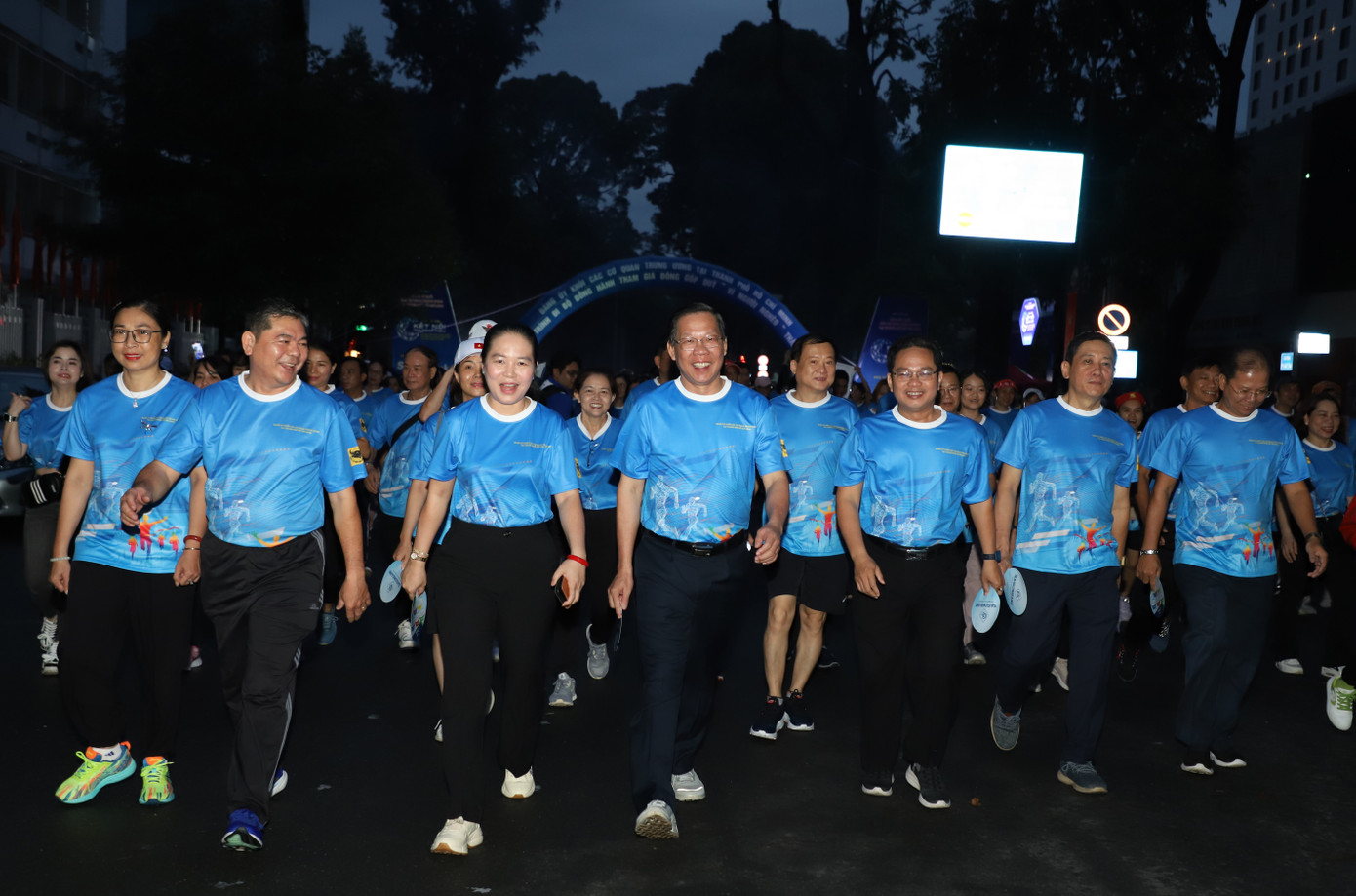 Tham dự chương trình có Ủy viên Trung ương Đảng, Phó Bí thư Thành ủy, Chủ tịch UBND TPHCM Phan Văn Mãi; Bí thư Đảng ủy Khối các cơ quan Trung ương tại TPHCM Lê Thị Hồng Nga; Phó Chủ tịch Ủy ban MTTQ Việt Nam TPHCM Phạm Minh Tuấn cùng khoảng 3.000 người dân nhiều độ tuổi. Ảnh: Ngô Tùng Tham dự chương trình có Ủy viên Trung ương Đảng, Phó Bí thư Thành ủy, Chủ tịch UBND TPHCM Phan Văn Mãi; Bí thư Đảng ủy Khối các cơ quan Trung ương tại TPHCM Lê Thị Hồng Nga; Phó Chủ tịch Ủy ban MTTQ Việt Nam TPHCM Phạm Minh Tuấn cùng khoảng 3.000 người dân nhiều độ tuổi. Ảnh: Ngô Tùng