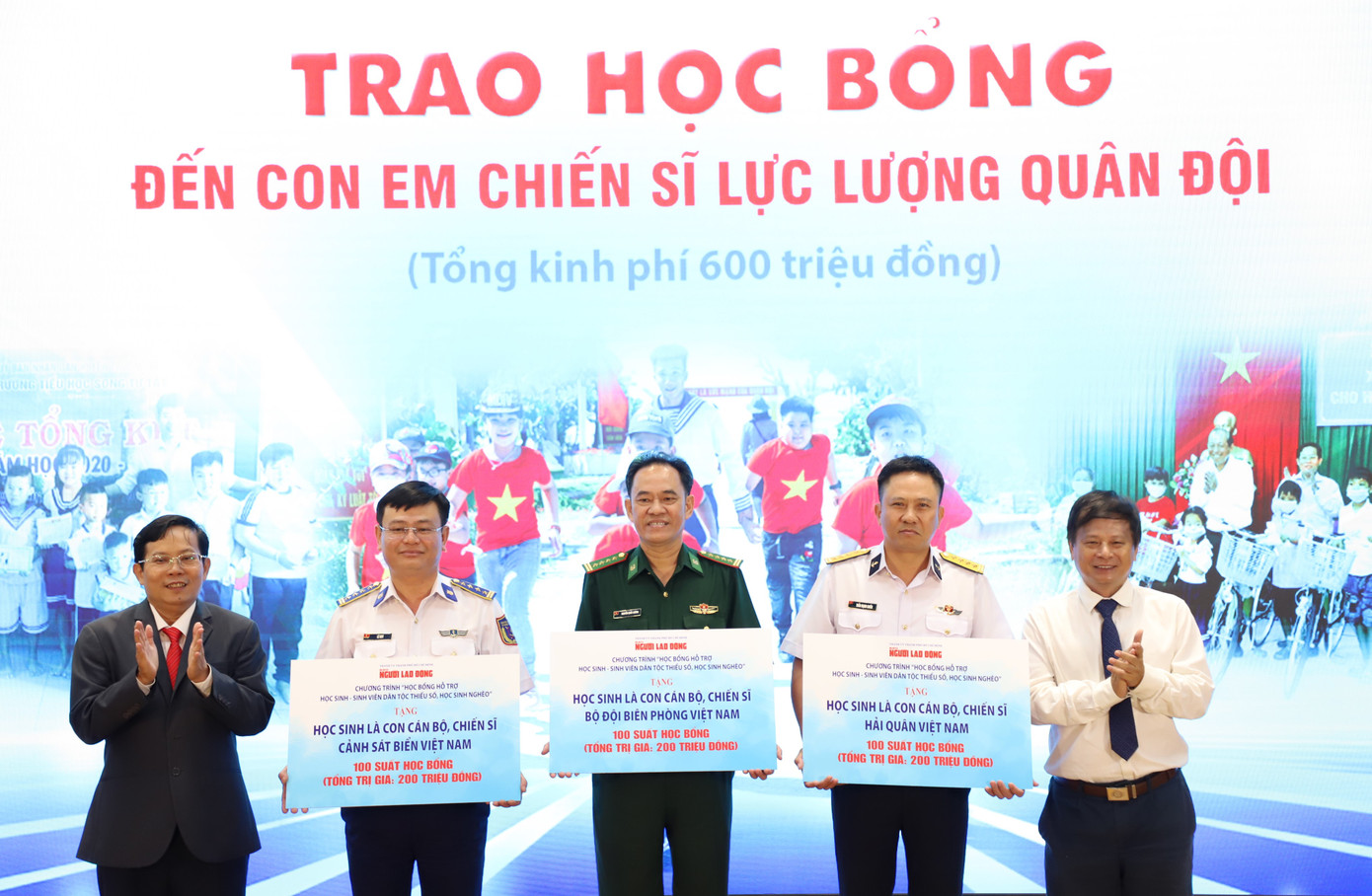 Ban tổ chức trao tượng trưng 300 suất học bổng cho con em chiến sĩ lực lượng quân đội. Ảnh: Ngô Tùng