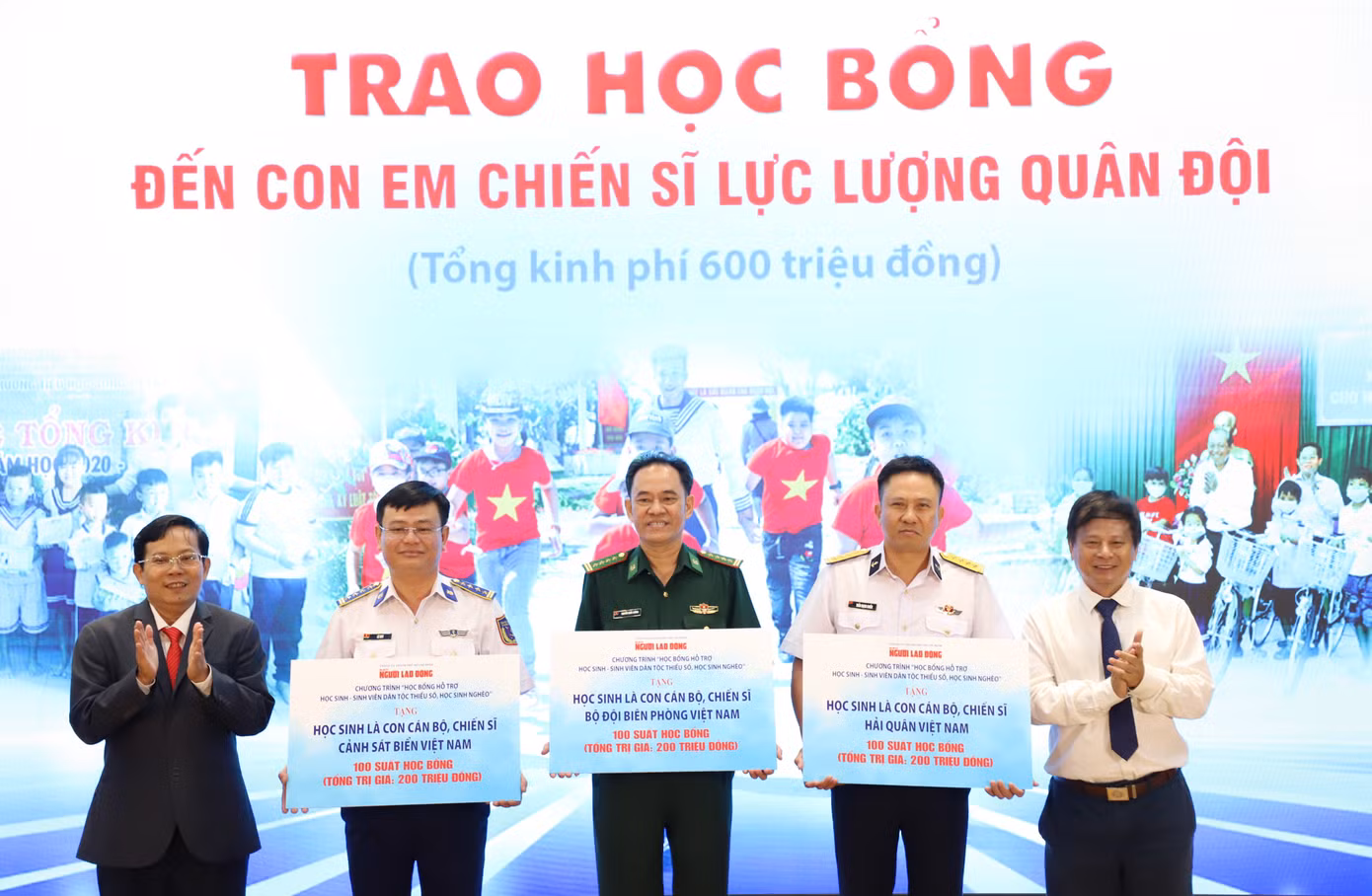 Ban tổ chức trao tượng trưng 300 suất học bổng cho con em chiến sĩ lực lượng quân đội. Ảnh: Ngô Tùng Ban tổ chức trao tượng trưng 300 suất học bổng cho con em chiến sĩ lực lượng quân đội. Ảnh: Ngô Tùng