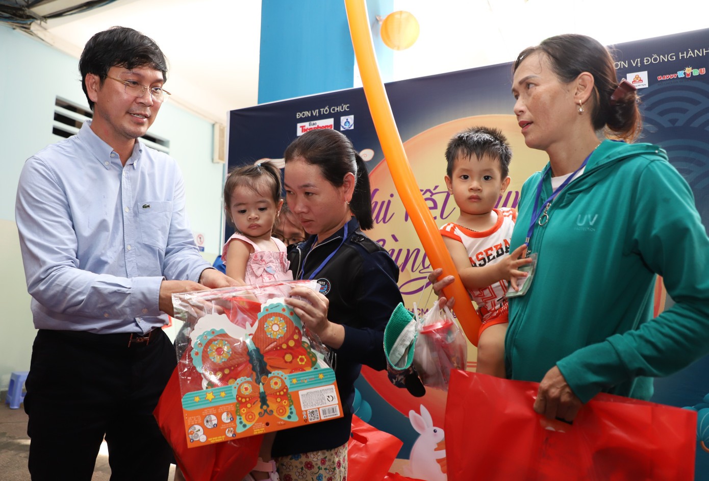 Đại diện Ban tổ chức gửi phần quà Trung thu cho các em thiếu nhi. Đại diện Ban tổ chức gửi phần quà Trung thu cho các em thiếu nhi.