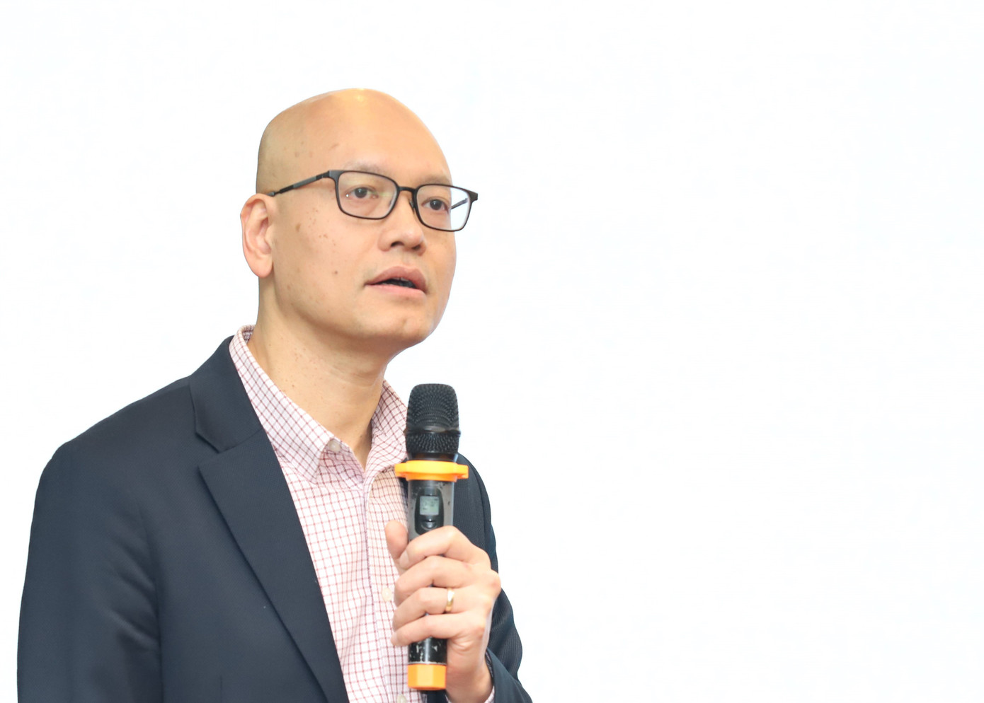 GS Trần Ngọc Anh trao đổi tại hội thảo.