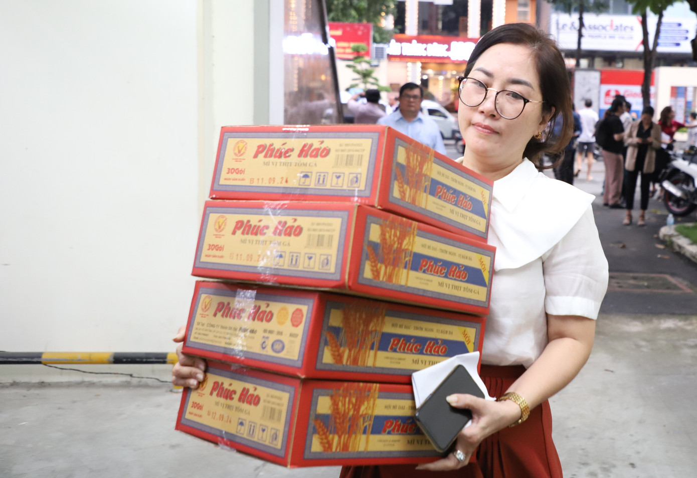 Người dân mang theo những phần thực phẩm thiết yếu gửi tặng bà con vùng thiên tai.