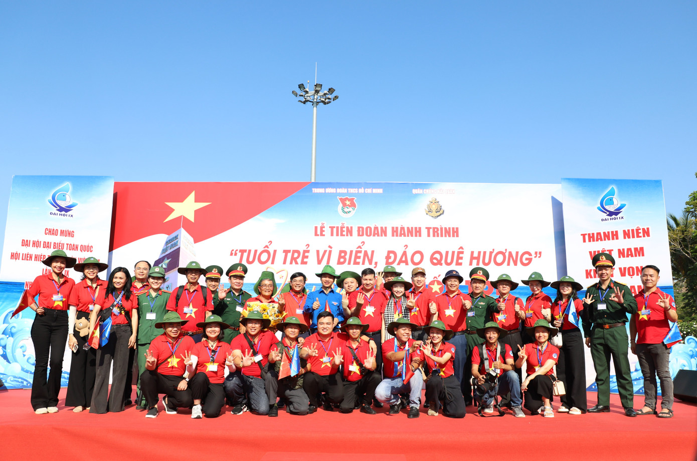 Lãnh đạo T.Ư Đoàn chụp hình lưu niệm cùng thành viên đoàn công tác.