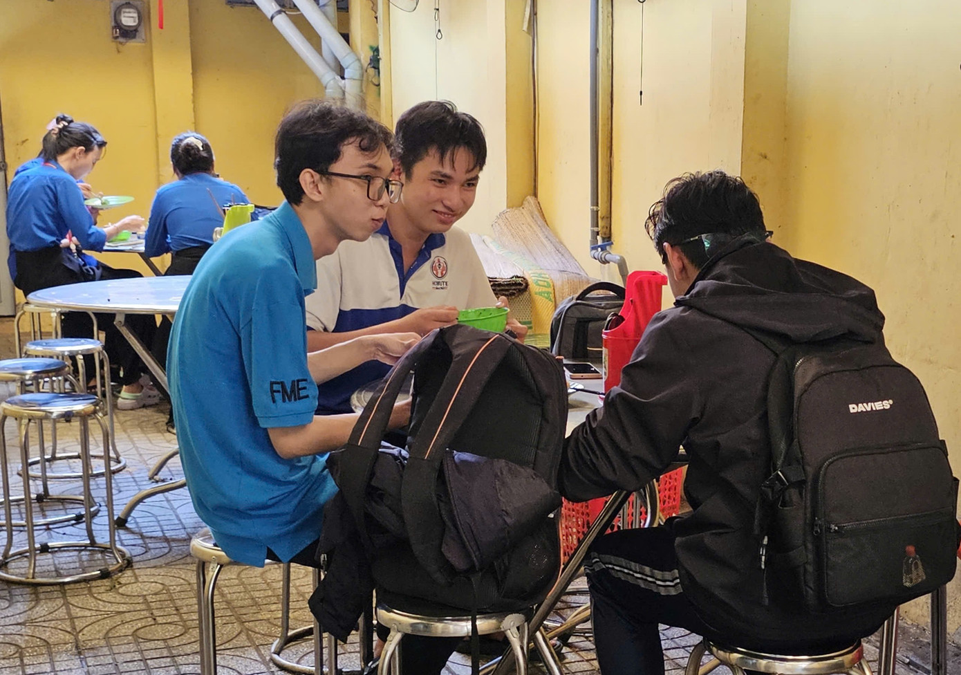 Ngày đầu tuần, Trần Lê Thiên Ân (sinh viên Đại học Sư phạm Kỹ thuật TPHCM) đến chùa ăn cơm sau giờ học ở trường. Ân nói bản thân đã đến đây một vài lần trong những dịp lễ tết, ngày rằm, có khi đi cùng người thân. "Những bữa cơm cũng giúp tụi mình đỡ được một phần chi phí sinh hoạt trong thời gian đi học xa nhà", chàng sinh viên quê Bình Thuận chia sẻ thêm. Ngày đầu tuần, Trần Lê Thiên Ân (sinh viên Đại học Sư phạm Kỹ thuật TPHCM) đến chùa ăn cơm sau giờ học ở trường. Ân nói bản thân đã đến đây một vài lần trong những dịp lễ tết, ngày rằm, có khi đi cùng người thân. "Những bữa cơm cũng giúp tụi mình đỡ được một phần chi phí sinh hoạt trong thời gian đi học xa nhà", chàng sinh viên quê Bình Thuận chia sẻ thêm.