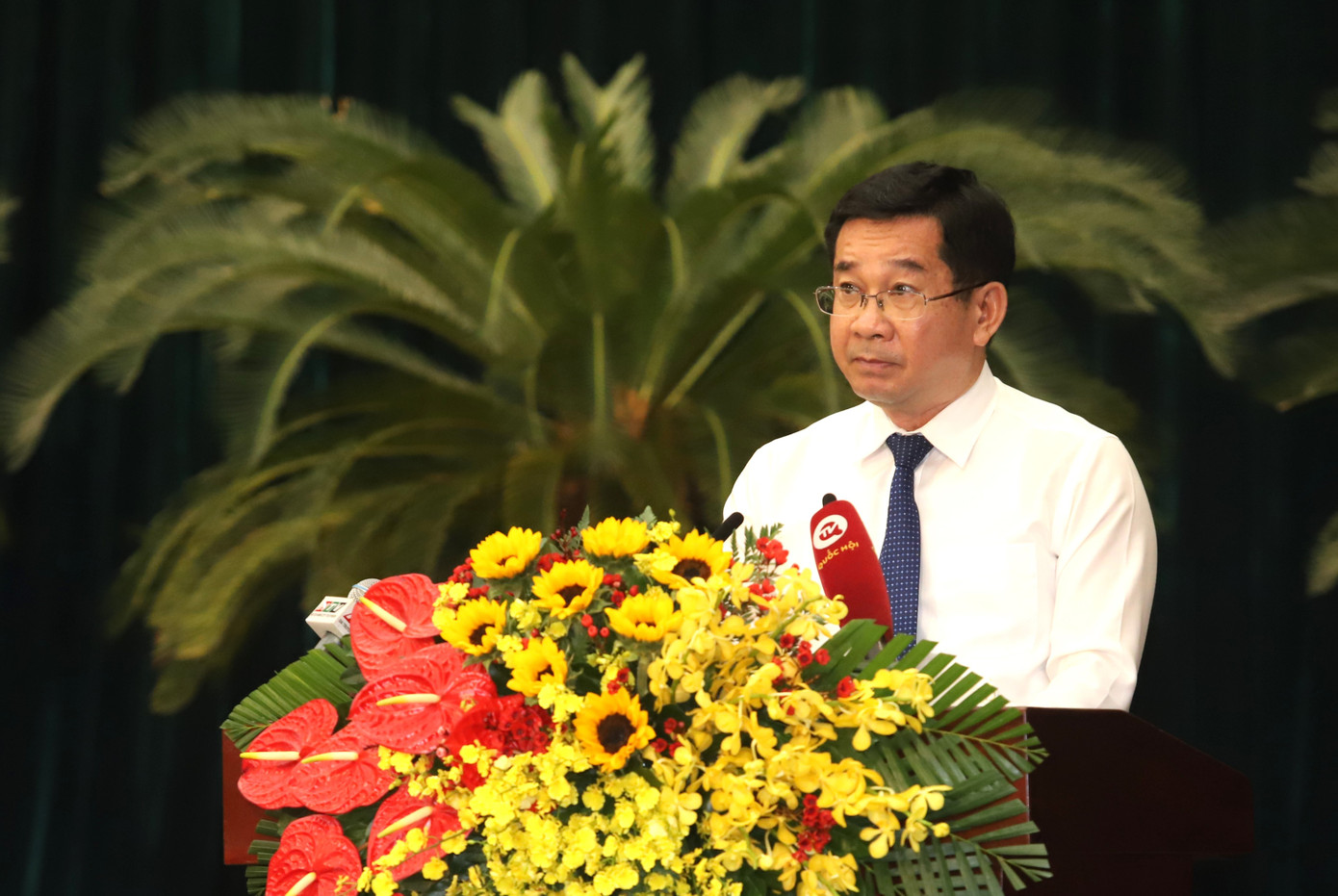 Phó Chủ tịch Thường trực UBND TPHCM Dương Ngọc Hải báo cáo các nội dung trình kỳ họp xem xét thông qua. Ảnh: Ngô Tùng