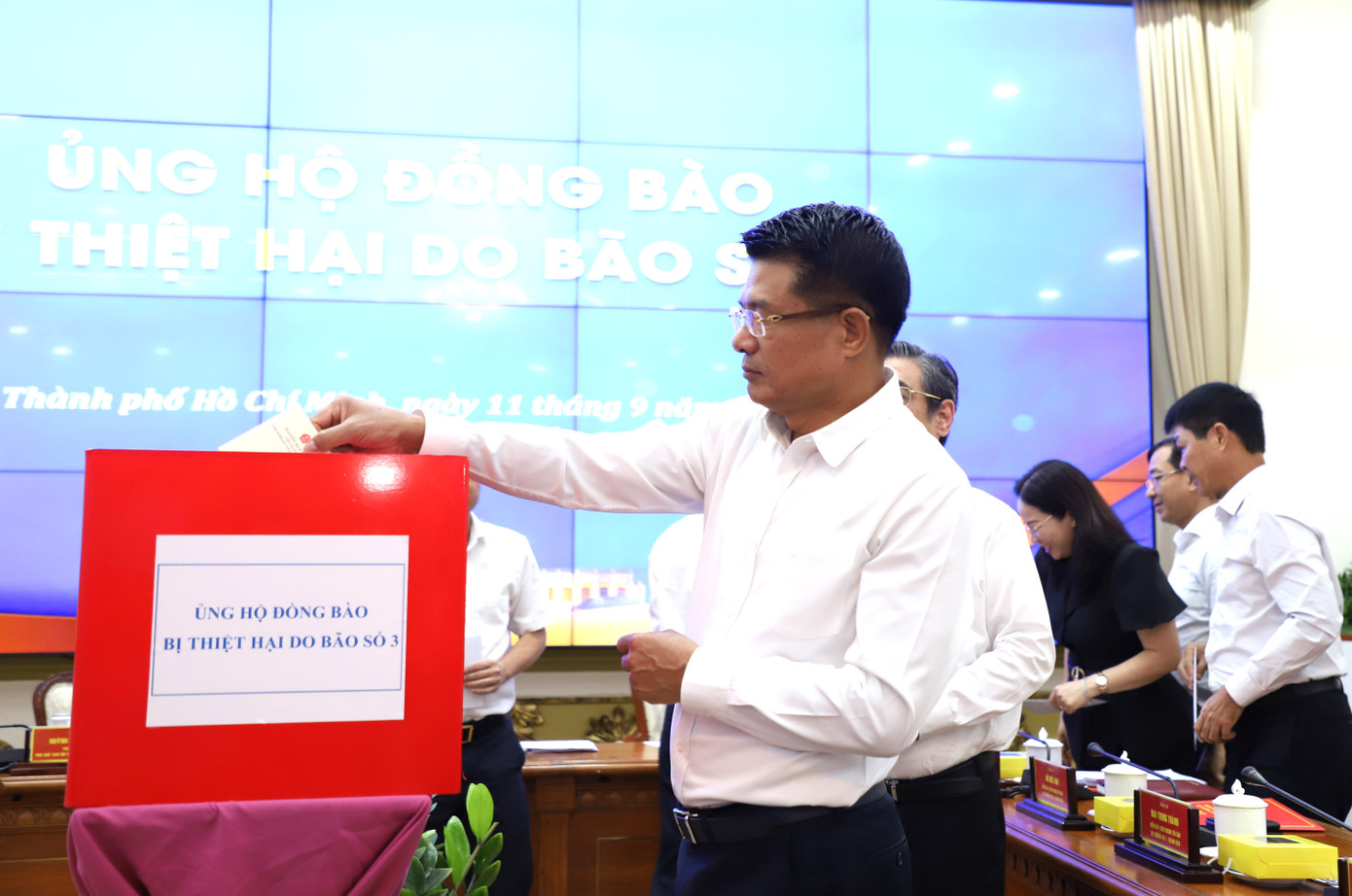 Viện trưởng Viện Kiểm sát nhân dân tối cao Nguyễn Huy Tiến quyên góp giúp đỡ đồng bào. Viện trưởng Viện Kiểm sát nhân dân tối cao Nguyễn Huy Tiến quyên góp giúp đỡ đồng bào.