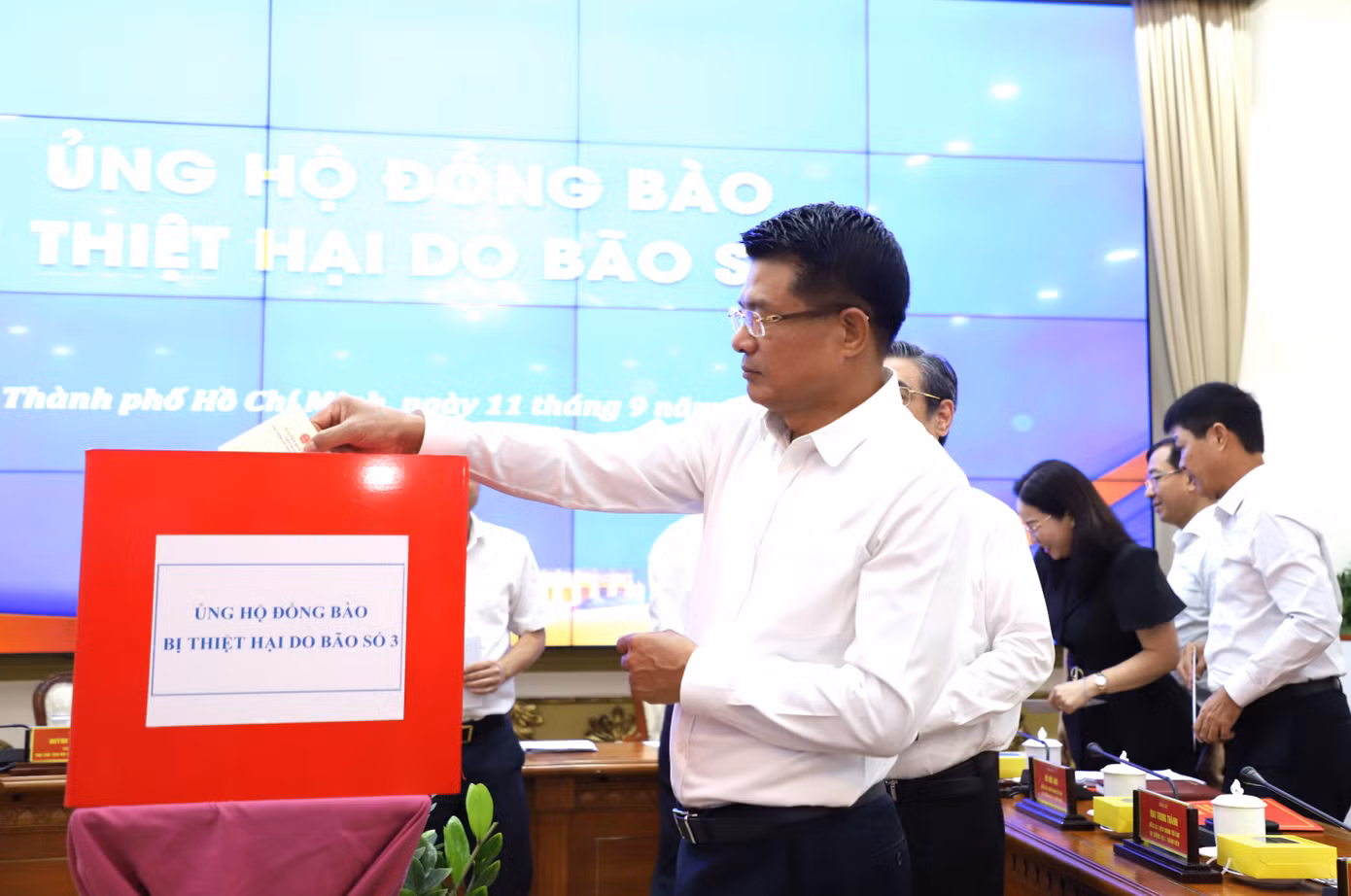 Viện trưởng Viện Kiểm sát nhân dân tối cao Nguyễn Huy Tiến quyên góp giúp đỡ đồng bào.