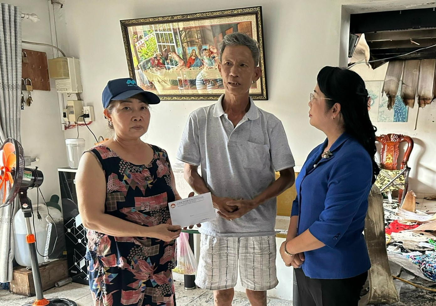 Bà Trần Kim Yến thăm hỏi, động viên người dân bị ảnh hưởng sau vụ cháy.