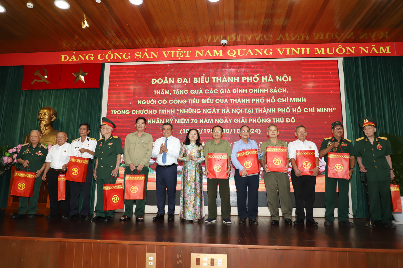 Chủ tịch UBND TP. Hà Nội Trần Sỹ Thanh cùng Chủ tịch HĐND TPHCM Nguyễn Thị Lệ tặng quà tri ân người có công.