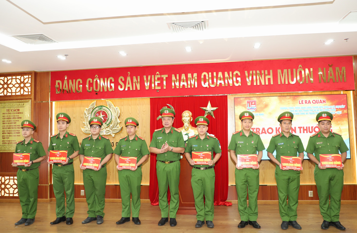 CATP khen thưởng 15 cán bộ, chiến sĩ công an xã có nhiều thành tích xuất sắc trong công tác ở cơ sở.