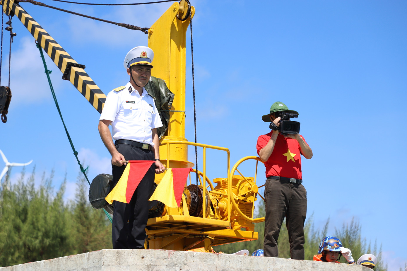 Có mặt tại địa bàn đặc biệt, đội ngũ phóng viên nhanh chóng hòa vào không khí tác nghiệp sôi nổi, khí thế mặc cho tiết trời lúc này khá oi bức. Có mặt tại địa bàn đặc biệt, đội ngũ phóng viên nhanh chóng hòa vào không khí tác nghiệp sôi nổi, khí thế mặc cho tiết trời lúc này khá oi bức.