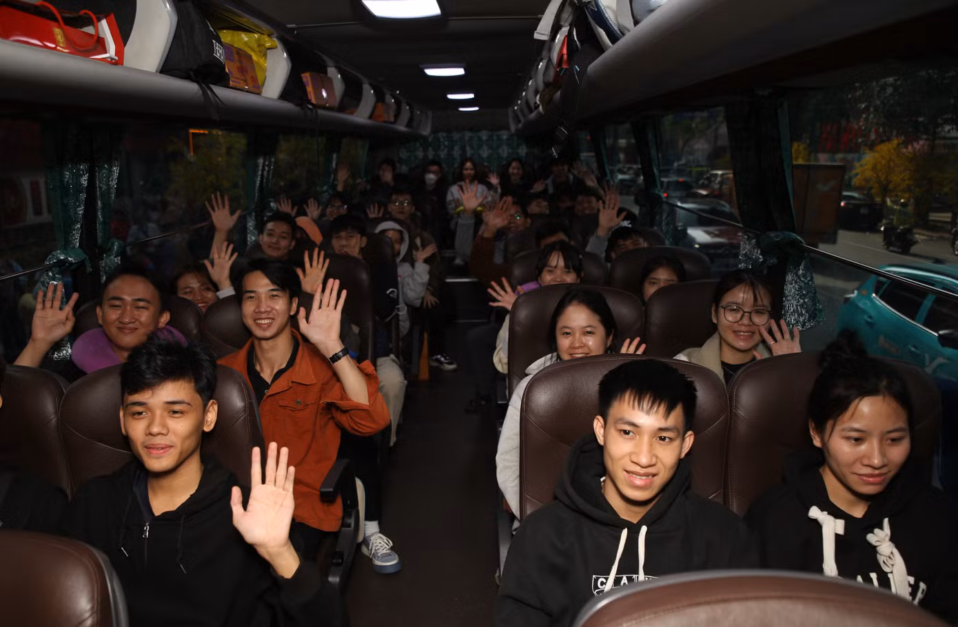 Các bạn trẻ hứng khởi trở về nhà ngày giáp Tết.