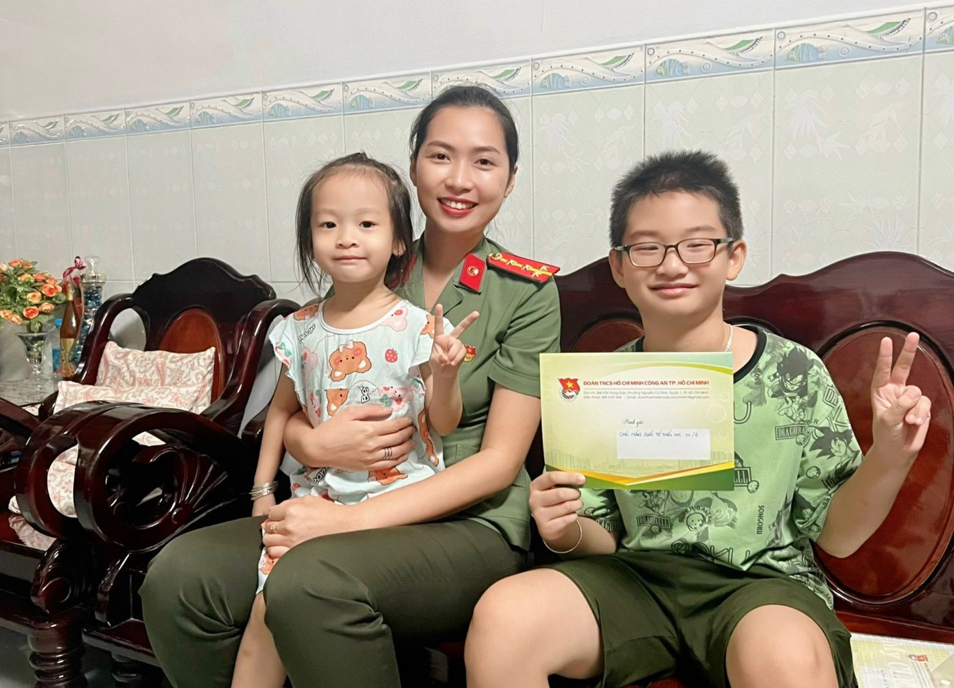 Đại diện Ban Thanh niên CATP gặp gỡ, động viên các em nhỏ trong ngày Quốc tế Thiếu nhi. Đại diện Ban Thanh niên CATP gặp gỡ, động viên các em nhỏ trong ngày Quốc tế Thiếu nhi.