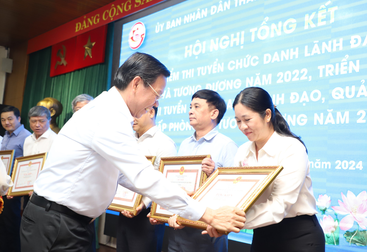 Chủ tịch Phan Văn Mãi trao bằng khen tặng các đơn vị triển khai tốt kỳ thi tuyển các chức danh quản lý, lãnh đạo. Ảnh: Ngô Tùng