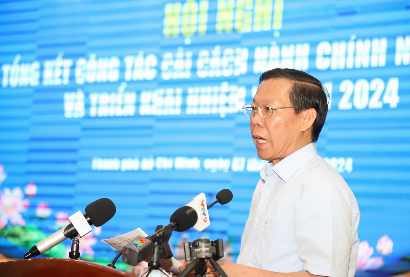 Chủ tịch UBND TPHCM Phan Văn Mãi trao đổi tại hội nghị. Ảnh: Ngô Tùng