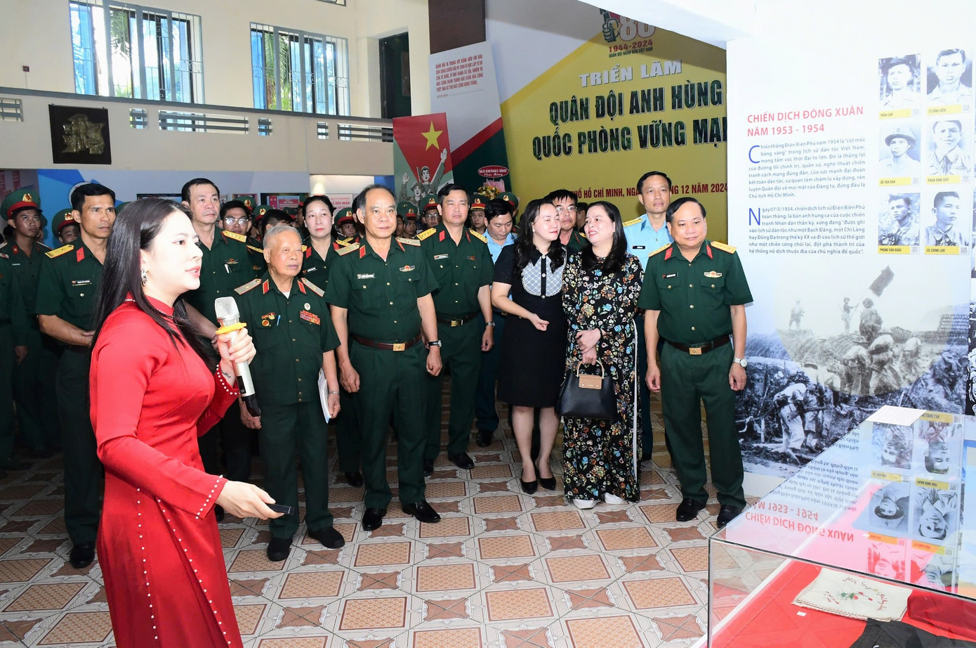 Đại biểu tham quan không gian trưng bày triển lãm.