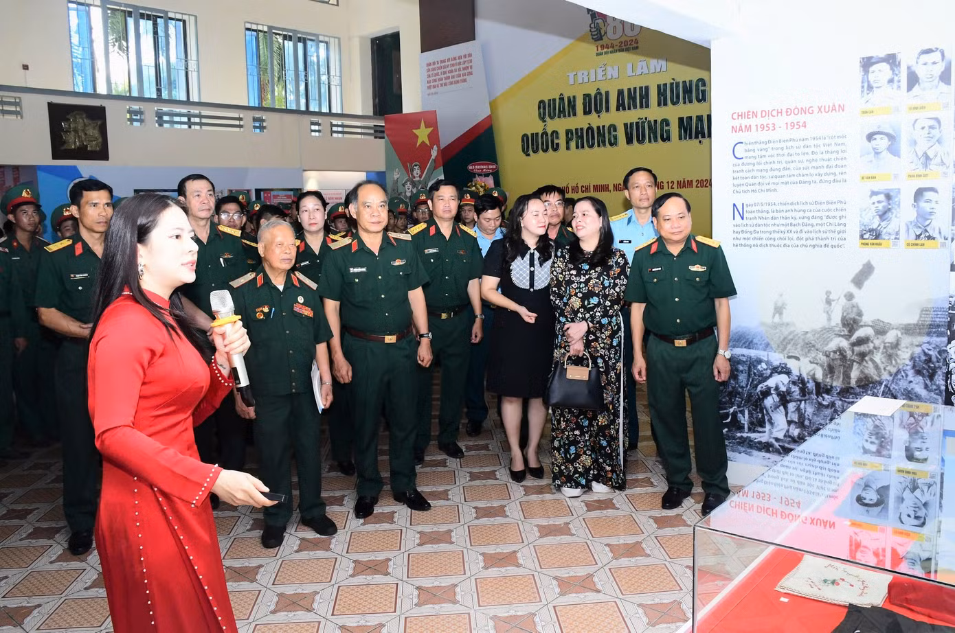 Đại biểu tham quan không gian trưng bày triển lãm.