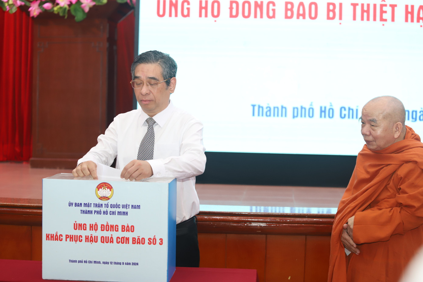 Chủ tịch Ủy ban MTTQ Việt Nam TPHCM Nguyễn Phước Lộc sẻ chia với đồng bào. Chủ tịch Ủy ban MTTQ Việt Nam TPHCM Nguyễn Phước Lộc sẻ chia với đồng bào.