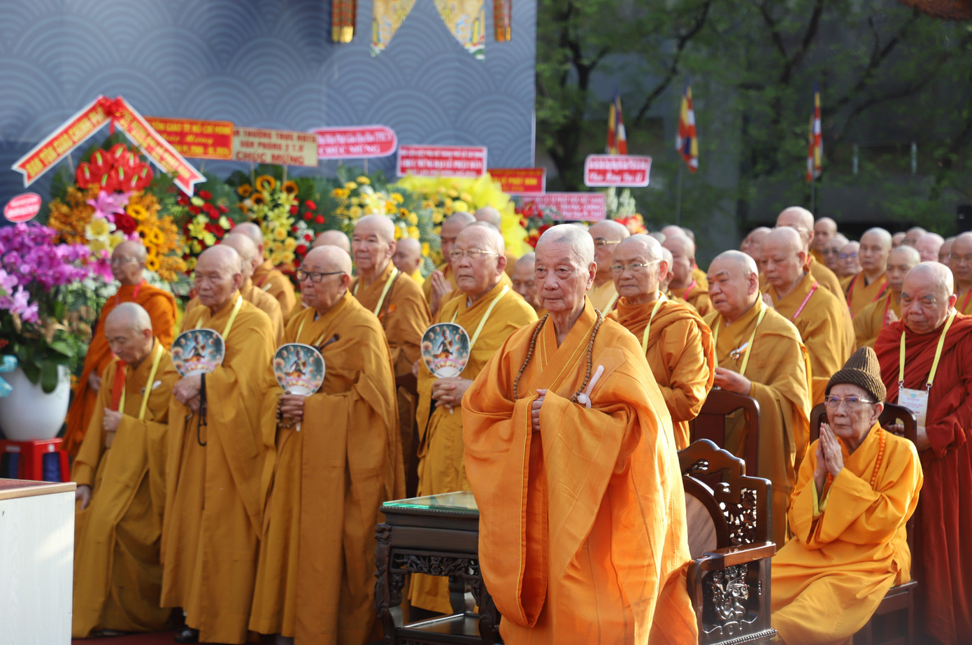 Đức Pháp chủ Thích Trí Quảng (người đứng hàng đầu) cùng chư tôn giáo phẩm Hội đồng chứng minh, Hội đồng trị sự Trung ương GHPGVN thành kính đảnh lễ tôn tượng Đức Phật đản sinh. Đức Pháp chủ Thích Trí Quảng (người đứng hàng đầu) cùng chư tôn giáo phẩm Hội đồng chứng minh, Hội đồng trị sự Trung ương GHPGVN thành kính đảnh lễ tôn tượng Đức Phật đản sinh.