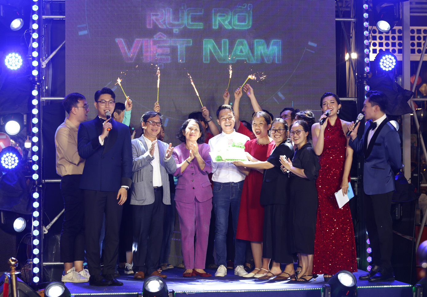 Khép lại chương trình, các đại sứ văn hóa đọc cùng ban điều hành, quản lý Đường sách TPHCM đã cùng thổi nến chúc mừng sinh nhật sớm lần thứ 8 Đường sách thành phố.