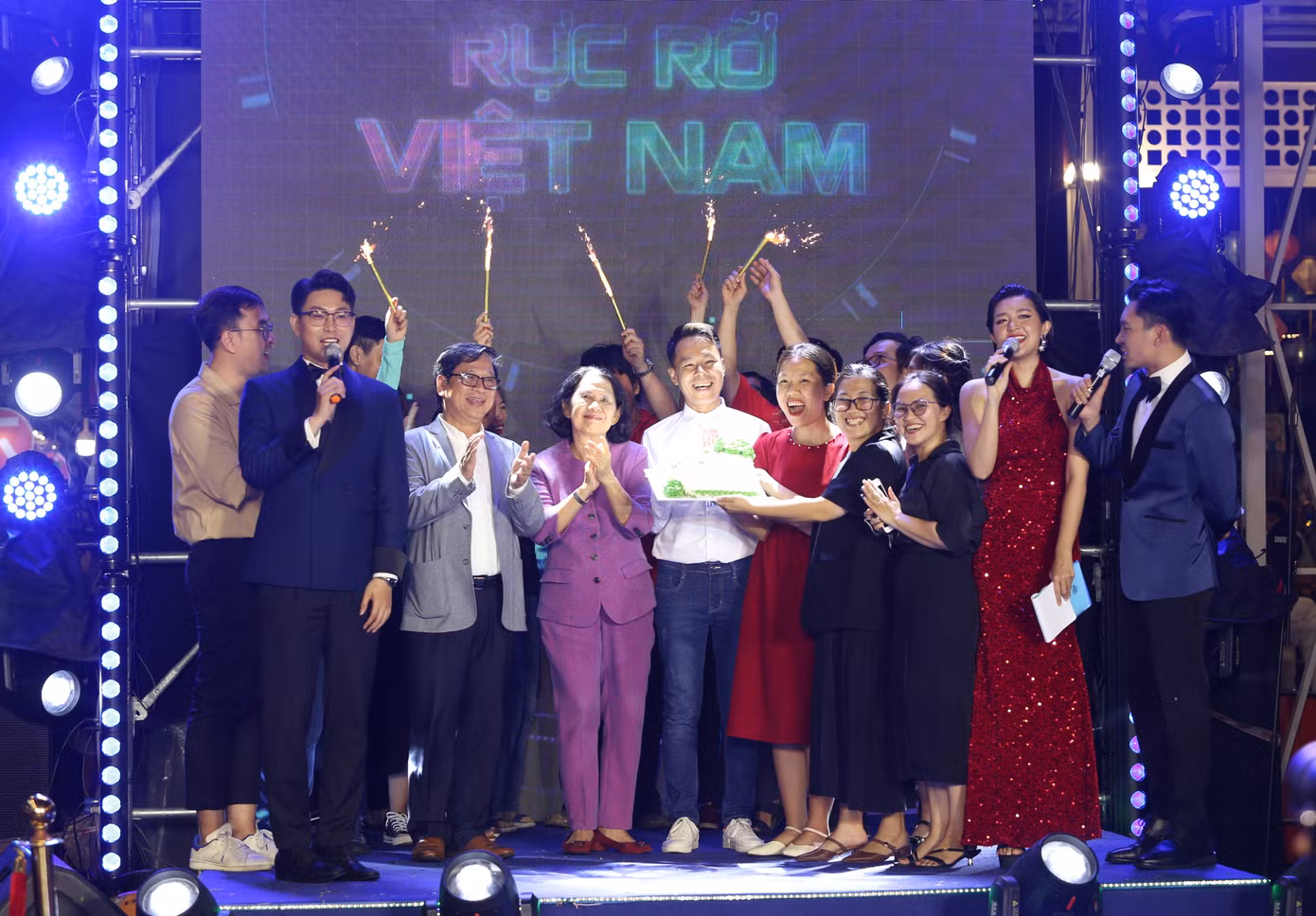 Khép lại chương trình, các đại sứ văn hóa đọc cùng ban điều hành, quản lý Đường sách TPHCM đã cùng thổi nến chúc mừng sinh nhật sớm lần thứ 8 Đường sách thành phố.