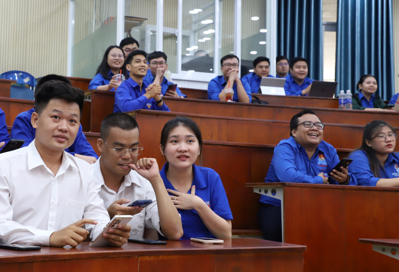 Hưởng ứng hội thi, trong buổi khai mạc, bạn trẻ cũng tham gia hoạt động tương tác xoay quanh các kiến thức về chủ nghĩa Mác - Lênin, tư tưởng Hồ Chí Minh... Ảnh: Ngô Tùng Hưởng ứng hội thi, trong buổi khai mạc, bạn trẻ cũng tham gia hoạt động tương tác xoay quanh các kiến thức về chủ nghĩa Mác - Lênin, tư tưởng Hồ Chí Minh... Ảnh: Ngô Tùng