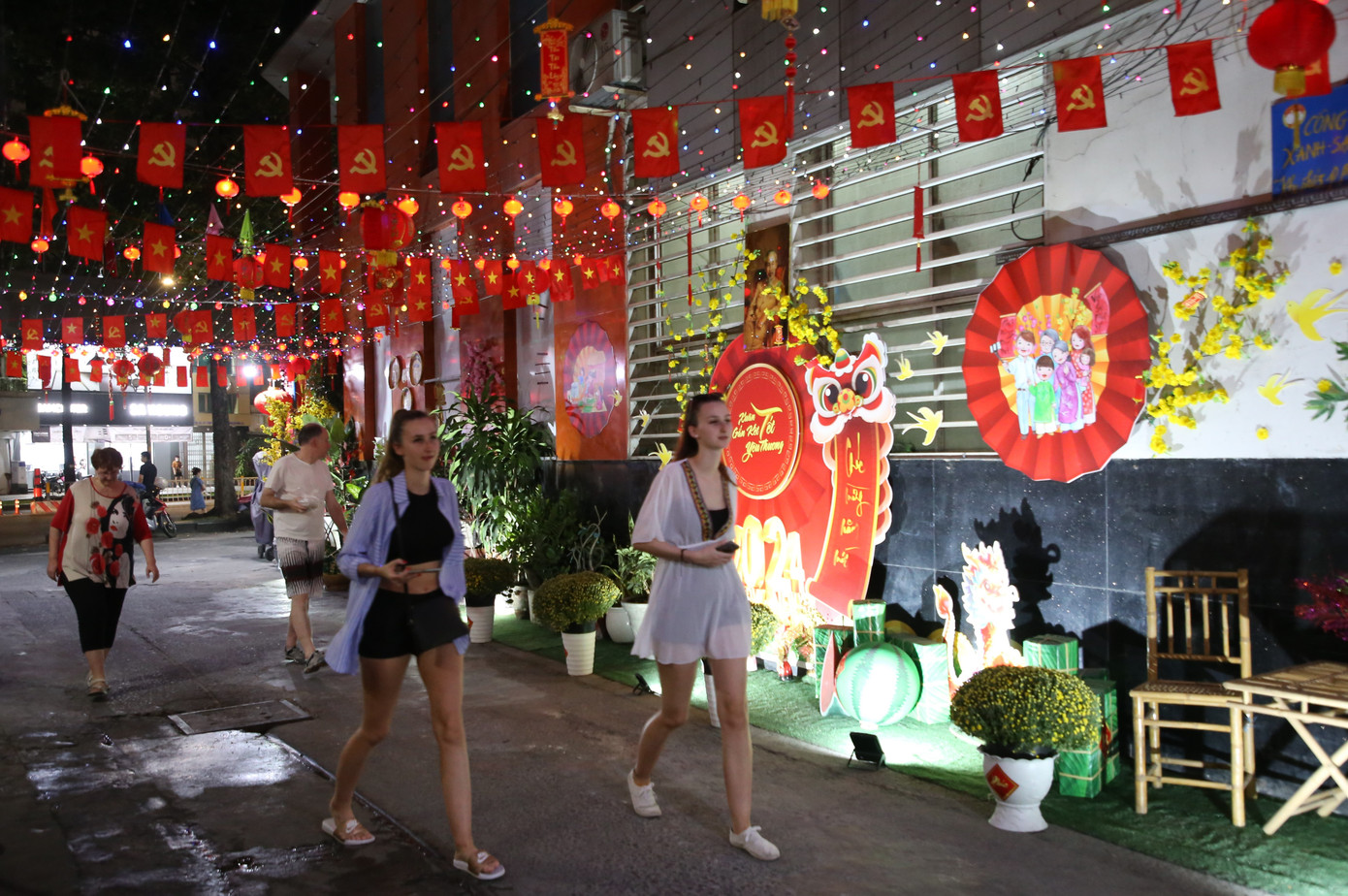 Đường hoa Tết của các khu phố còn tạo thêm điểm đến cho các du khách khi đến thăm TPHCM.