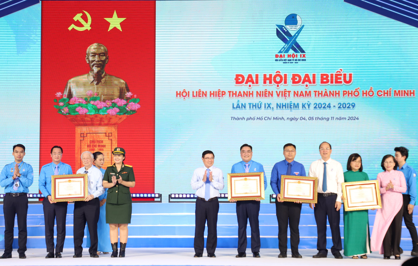 Phó Bí thư Thường trực Thành ủy TPHCM Nguyễn Hồ Hải cùng các nguyên lãnh đạo thành phố trao Bằng khen của Thủ tướng Chính phủ tặng tập thể Hội Thầy thuốc Trẻ TPHCM và các cá nhân: Anh Ngô Minh Hải - Bí thư Thành Đoàn, Chủ tịch Hội LHTN Việt Nam TPHCM; anh Trương Minh Tước Nguyên - Phó Bí thư Thường trực Thành Đoàn TPHCM; chị Bùi Thị Kim Chi - cán bộ Trung tâm Công tác xã hội Thanh niên TPHCM. Phó Bí thư Thường trực Thành ủy TPHCM Nguyễn Hồ Hải cùng các nguyên lãnh đạo thành phố trao Bằng khen của Thủ tướng Chính phủ tặng tập thể Hội Thầy thuốc Trẻ TPHCM và các cá nhân: Anh Ngô Minh Hải - Bí thư Thành Đoàn, Chủ tịch Hội LHTN Việt Nam TPHCM; anh Trương Minh Tước Nguyên - Phó Bí thư Thường trực Thành Đoàn TPHCM; chị Bùi Thị Kim Chi - cán bộ Trung tâm Công tác xã hội Thanh niên TPHCM.