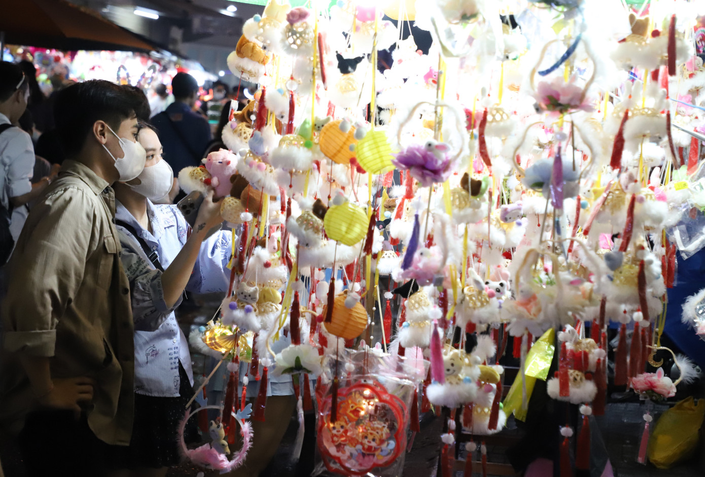 Bạn trẻ chọn mua các mẫu đèn lồng theo sở thích.