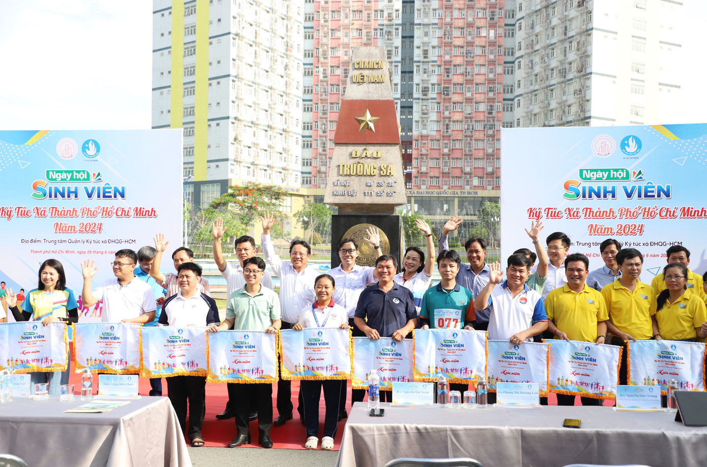 Ngày hội Sinh viên ký túc xá TPHCM năm 2024 diễn ra sáng nay (9/6) tại Ký túc xá Đại học Quốc gia (ĐHQG) TPHCM - khu B, với sự tham gia tranh tài của đông đảo các bạn sinh viên nhiều trường đại học trên địa bàn thành phố. Ngày hội do Câu lạc bộ Ký túc xá sinh viên TPHCM và Hội Sinh viên Việt Nam TPHCM phối hợp tổ chức nhằm tạo không gian rèn luyện, thi tài thể dục thể thao, đồng thời tạo mối giao lưu, kết nối giữa các bạn sinh viên đang nội trú tại các ký túc xá trường học. Ngày hội lần này trở lại sau nhiều năm bị gián đoạn. Ngày hội Sinh viên ký túc xá TPHCM năm 2024 diễn ra sáng nay (9/6) tại Ký túc xá Đại học Quốc gia (ĐHQG) TPHCM - khu B, với sự tham gia tranh tài của đông đảo các bạn sinh viên nhiều trường đại học trên địa bàn thành phố. Ngày hội do Câu lạc bộ Ký túc xá sinh viên TPHCM và Hội Sinh viên Việt Nam TPHCM phối hợp tổ chức nhằm tạo không gian rèn luyện, thi tài thể dục thể thao, đồng thời tạo mối giao lưu, kết nối giữa các bạn sinh viên đang nội trú tại các ký túc xá trường học. Ngày hội lần này trở lại sau nhiều năm bị gián đoạn.