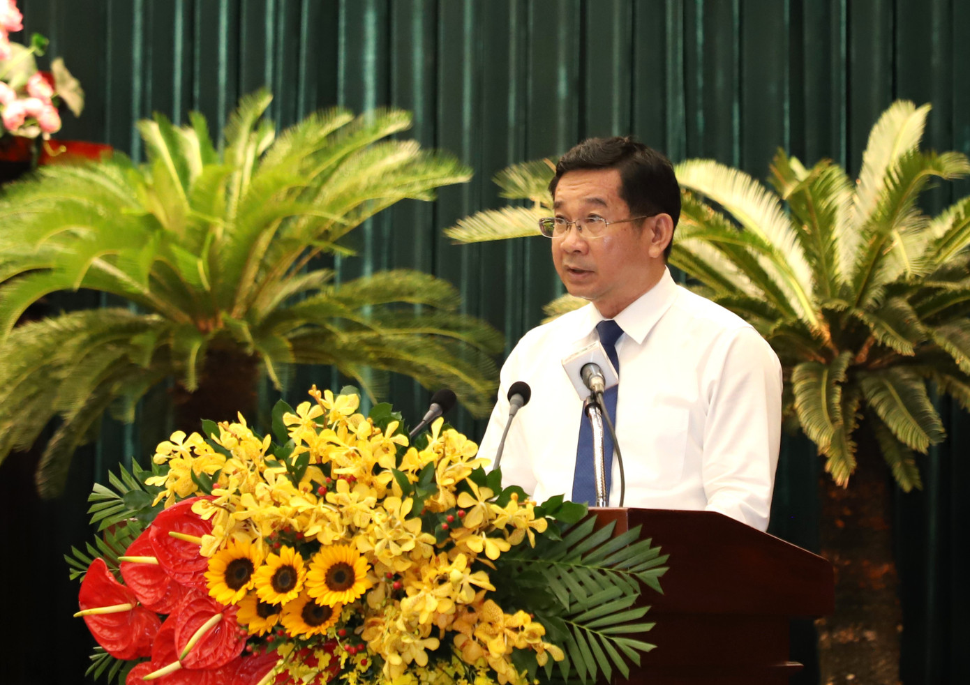 Phó Chủ tịch UBND TPHCM Dương Ngọc Hải trình bày tờ trình. Ảnh: Ngô Tùng