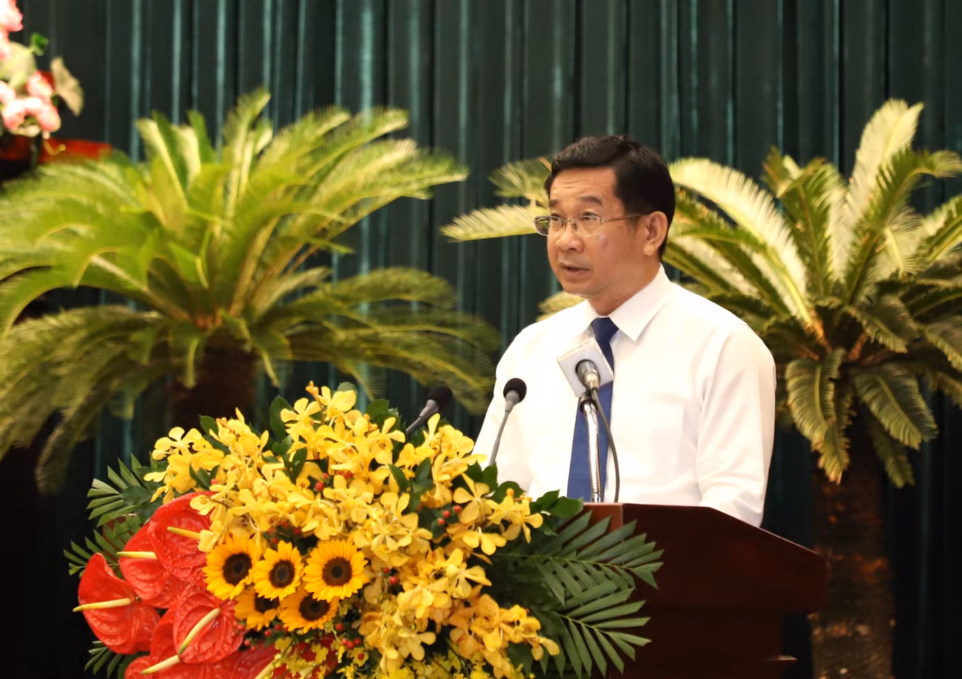 Phó Chủ tịch UBND TPHCM Dương Ngọc Hải trình bày tờ trình. Ảnh: Ngô Tùng