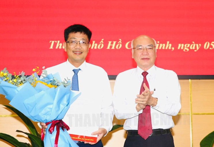 Trưởng ban Tuyên giáo Thành ủy TPHCM Phan Nguyễn Như Khuê (phải) trao quyết định cho ông Trần Thanh Tùng. Ảnh: Thành ủy TPHCM Trưởng ban Tuyên giáo Thành ủy TPHCM Phan Nguyễn Như Khuê (phải) trao quyết định cho ông Trần Thanh Tùng. Ảnh: Thành ủy TPHCM