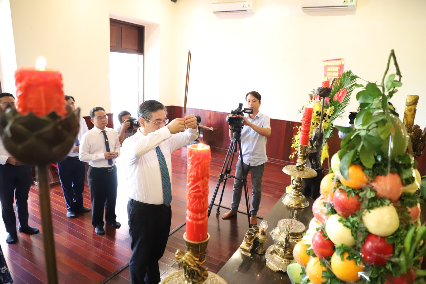 Đoàn đại biểu dâng hương tưởng nhớ Chủ tịch Hồ Chí Minh tại Bảo tàng Hồ Chí Minh - Chi nhánh TPHCM. Ảnh: Ngô Tùng