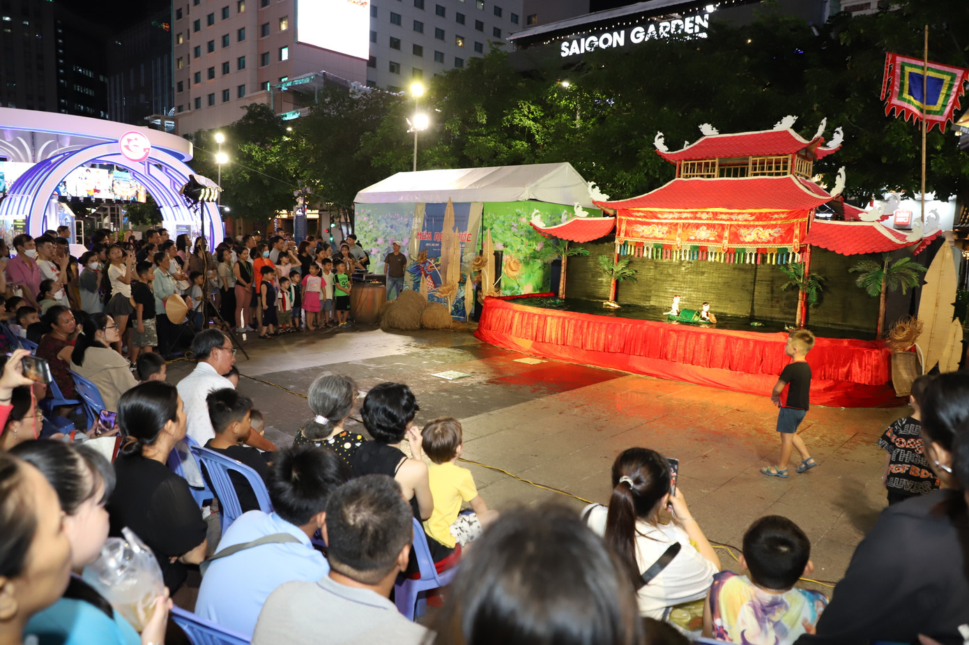 Đông đảo người dân TPHCM cùng du khách đón xem buổi diễn rối nước ngay giữa phố.