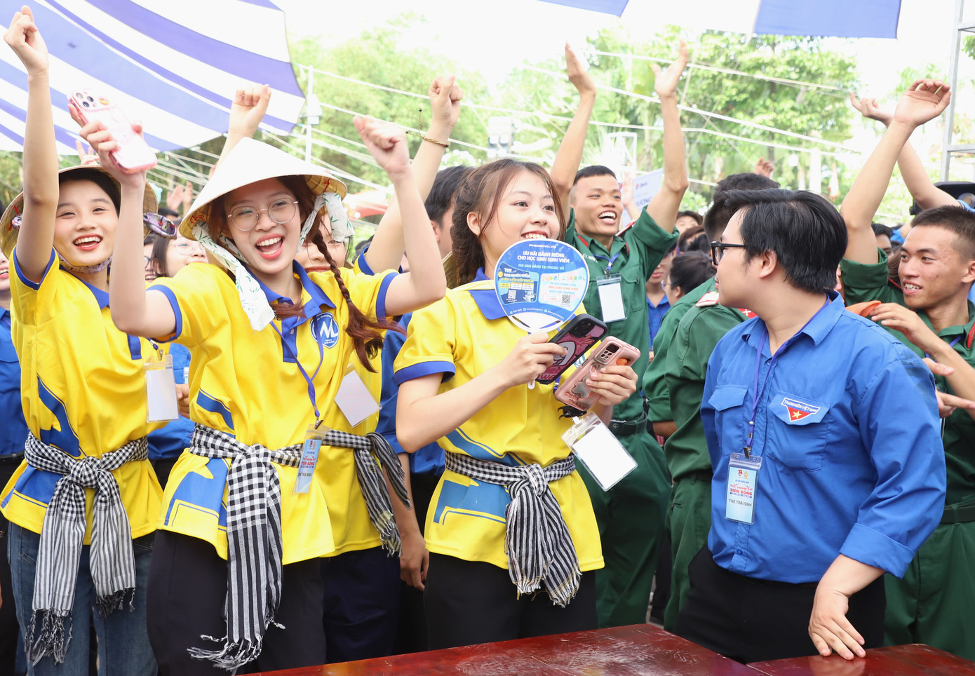Các bạn sinh viên có dịp nghỉ ngơi, thư giãn với những sân chơi, hoạt động trải nghiệm tại hội trại. Các bạn sinh viên có dịp nghỉ ngơi, thư giãn với những sân chơi, hoạt động trải nghiệm tại hội trại.