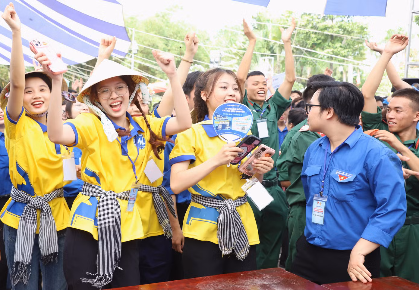 Các bạn sinh viên có dịp nghỉ ngơi, thư giãn với những sân chơi, hoạt động trải nghiệm tại hội trại.