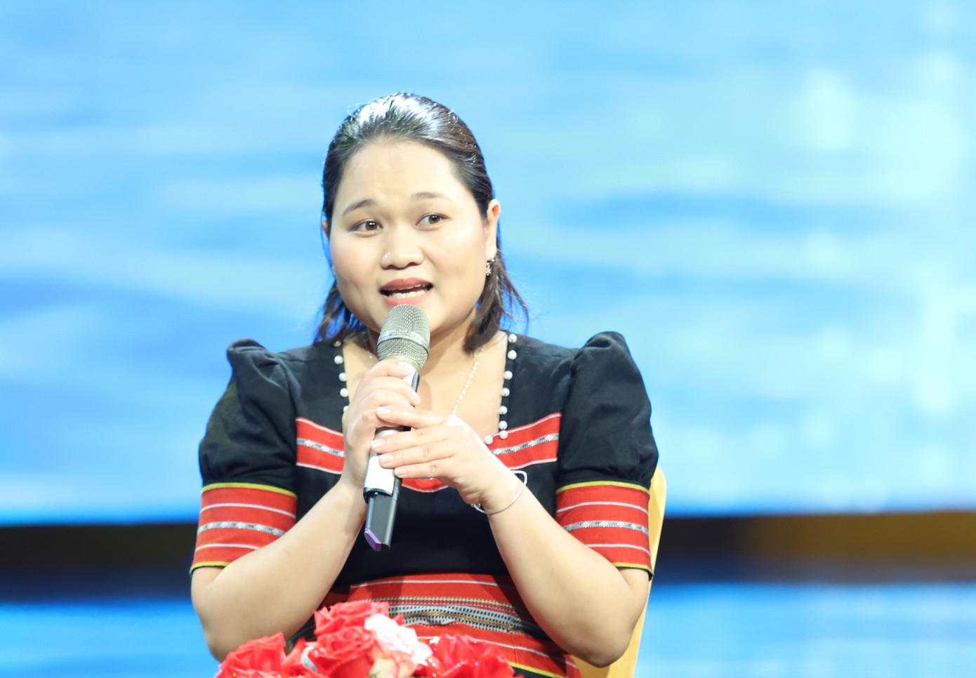 Hờ So và H'Thu (ảnh phải) chia sẻ tại chương trình. Hờ So và H'Thu (ảnh phải) chia sẻ tại chương trình.