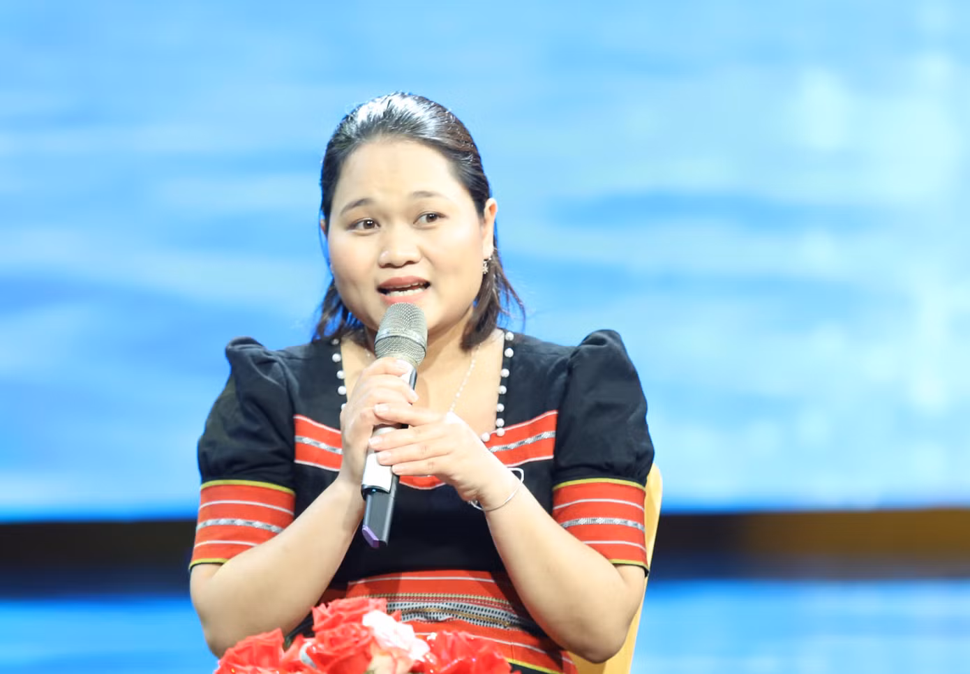 Hờ So và H'Thu (ảnh phải) chia sẻ tại chương trình.