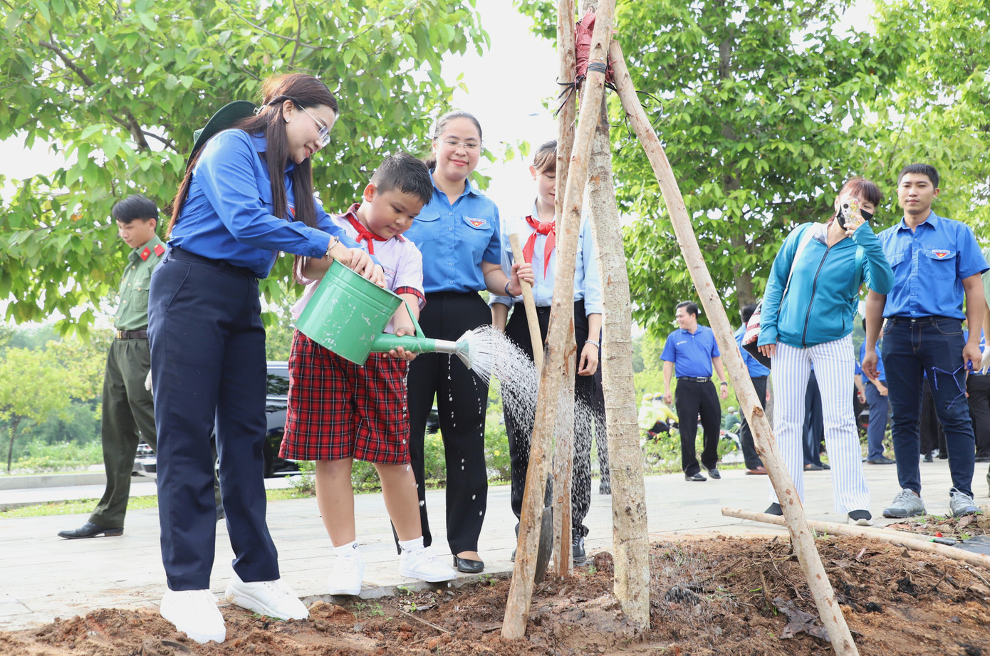 Chị Nguyễn Phạm Duy Trang cùng các bạn thanh thiếu nhi tham gia trồng cây tại khu vực dự án Cung Thiếu nhi TPHCM. Chị Nguyễn Phạm Duy Trang cùng các bạn thanh thiếu nhi tham gia trồng cây tại khu vực dự án Cung Thiếu nhi TPHCM.