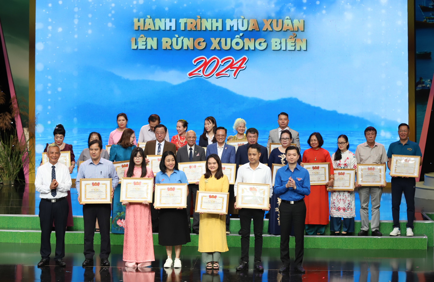 Anh Nguyễn Minh Triết trao Bằng khen T.Ư Đoàn tri ân sự đóng góp tiêu biểu của các đơn vị trong chăm lo cho các em học sinh có hoàn cảnh khó khăn. Anh Nguyễn Minh Triết trao Bằng khen T.Ư Đoàn tri ân sự đóng góp tiêu biểu của các đơn vị trong chăm lo cho các em học sinh có hoàn cảnh khó khăn.