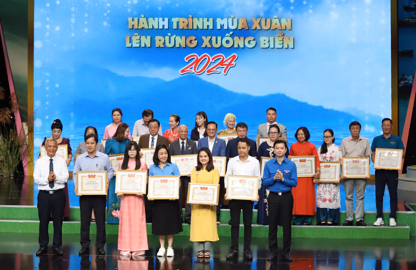 Anh Nguyễn Minh Triết trao Bằng khen T.Ư Đoàn tri ân sự đóng góp tiêu biểu của các đơn vị trong chăm lo cho các em học sinh có hoàn cảnh khó khăn.