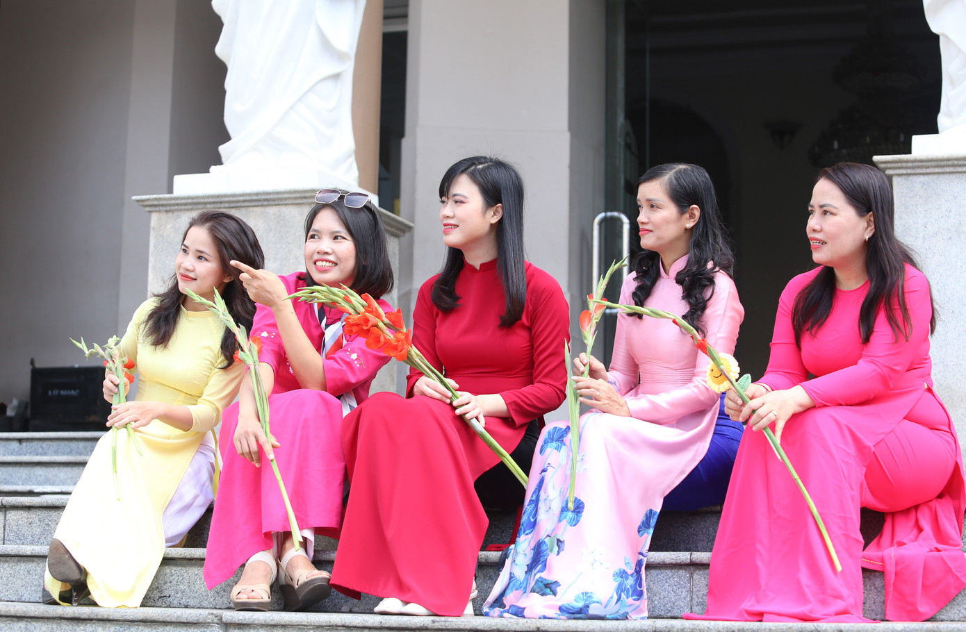 Trong hương xuân rộn rã, nhóm nữ đồng nghiệp đang công tác tại nhiều cơ quan báo chí cùng chụp hình Tết ở những địa điểm quen thuộc.