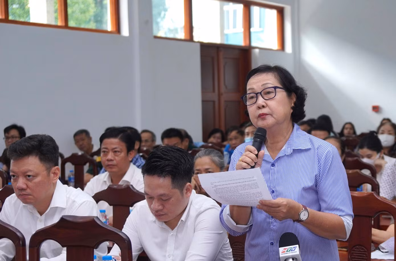 Cử tri TPHCM nêu ý kiến với ĐBQH. Ảnh: CTV